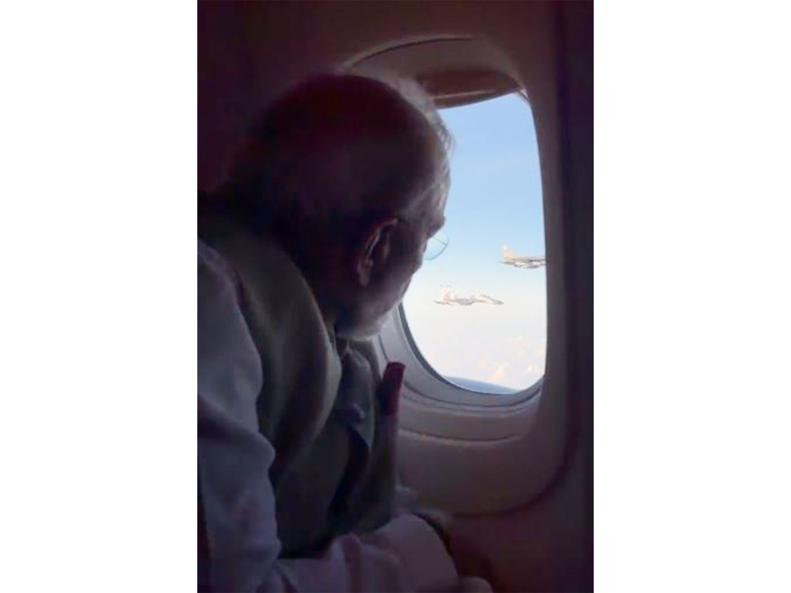 PM Modi's plane accompanied by Indonesian fighter planes (Photo/DD)