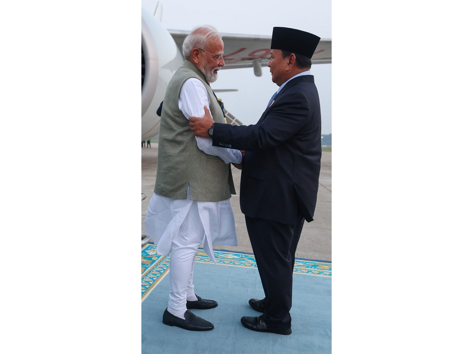 PM Modi being welcomed by Indonesian President Prabowo Subianto (Photo/X@Narendramodi)