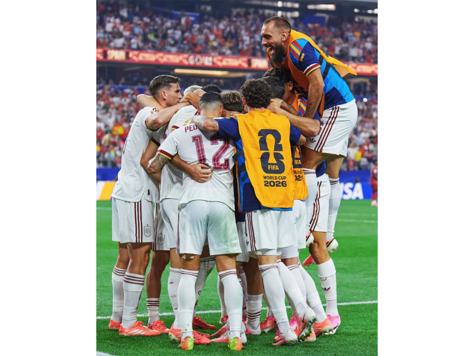 Spain team celebrating (Photo: @sefutbol Instagram)