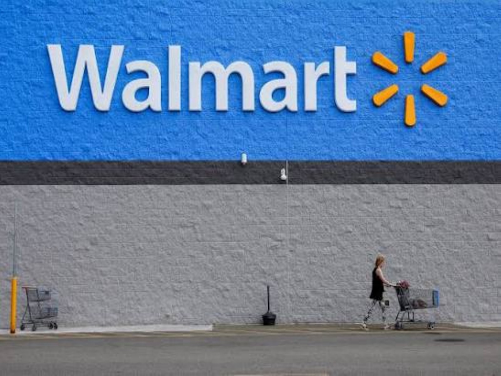 A shopper leaves a Walmart outlet in Bradford, Pennsylvania, US. (Photo/Reuters)