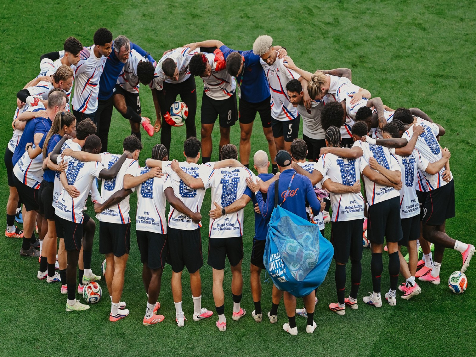 United States players in hurdle (Photo: X/@USMNT)