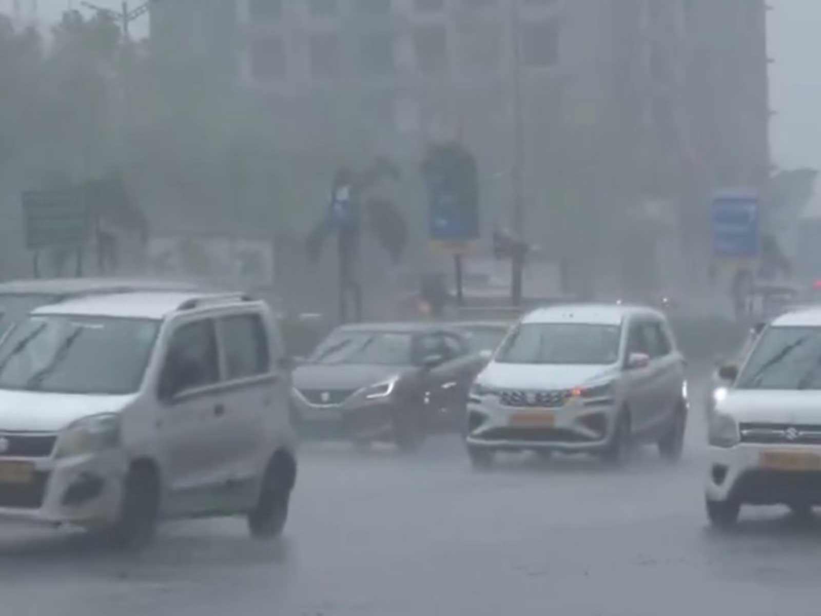 Heavy rain lashes Mumbai (Photo/ANI)