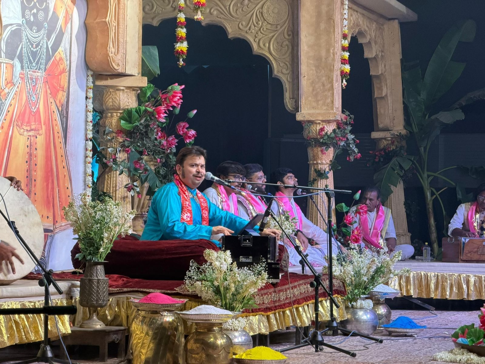 Haveli Sangeet exponent Ranchhodlalji Goswami honoured with Ustad Bismillah Khan Yuva Puraskar (Photo: Gujarat CMO) 