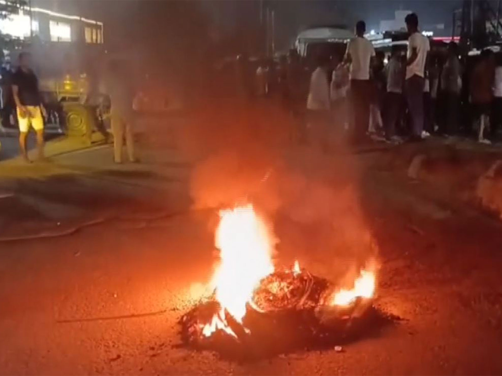 Road blockade, arson in Patna after contract lineman's death (Photo/ANI)