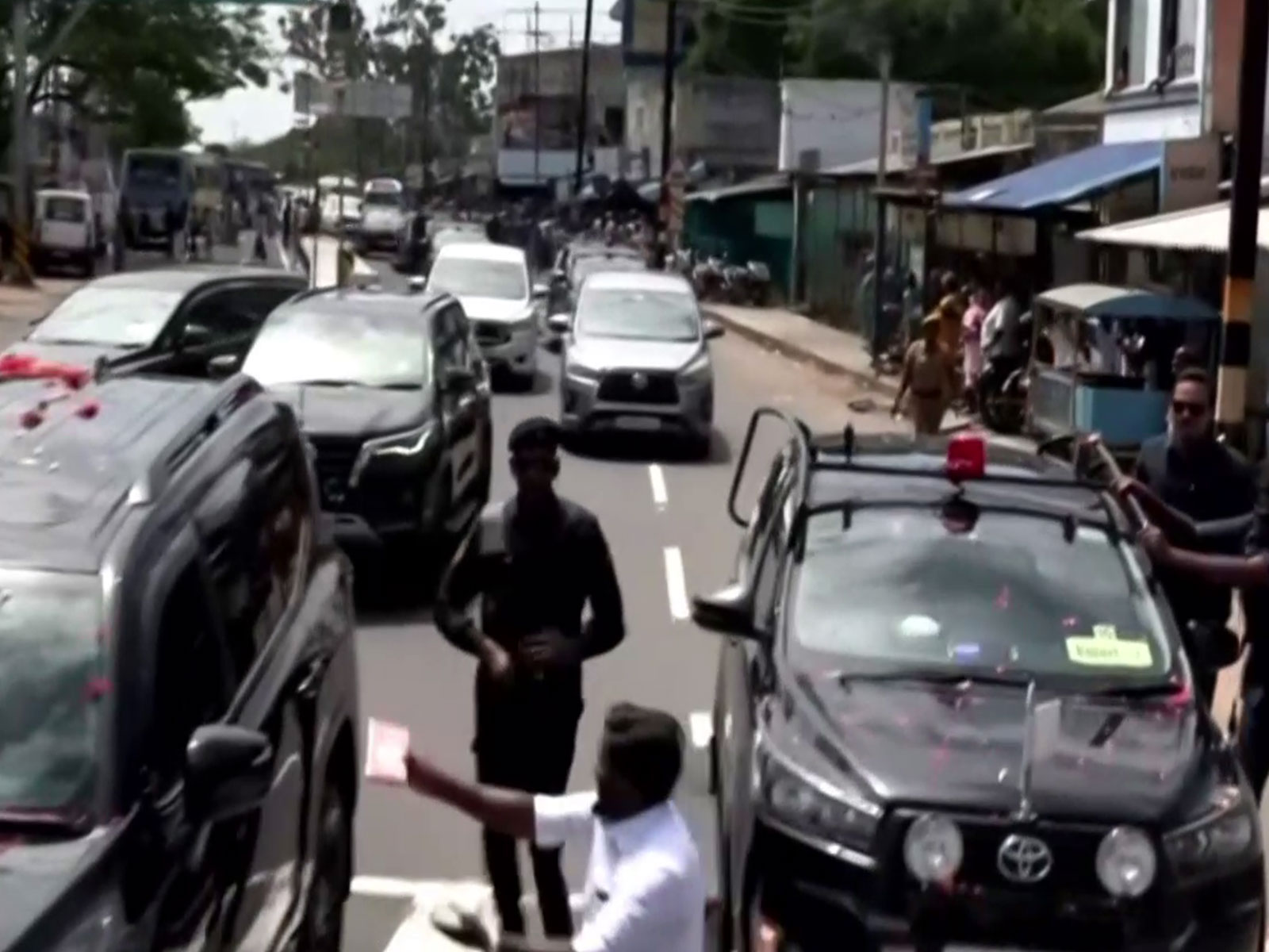 Man rushes todwards CM VIjay's vehicle in Karur (Photo/ANI)