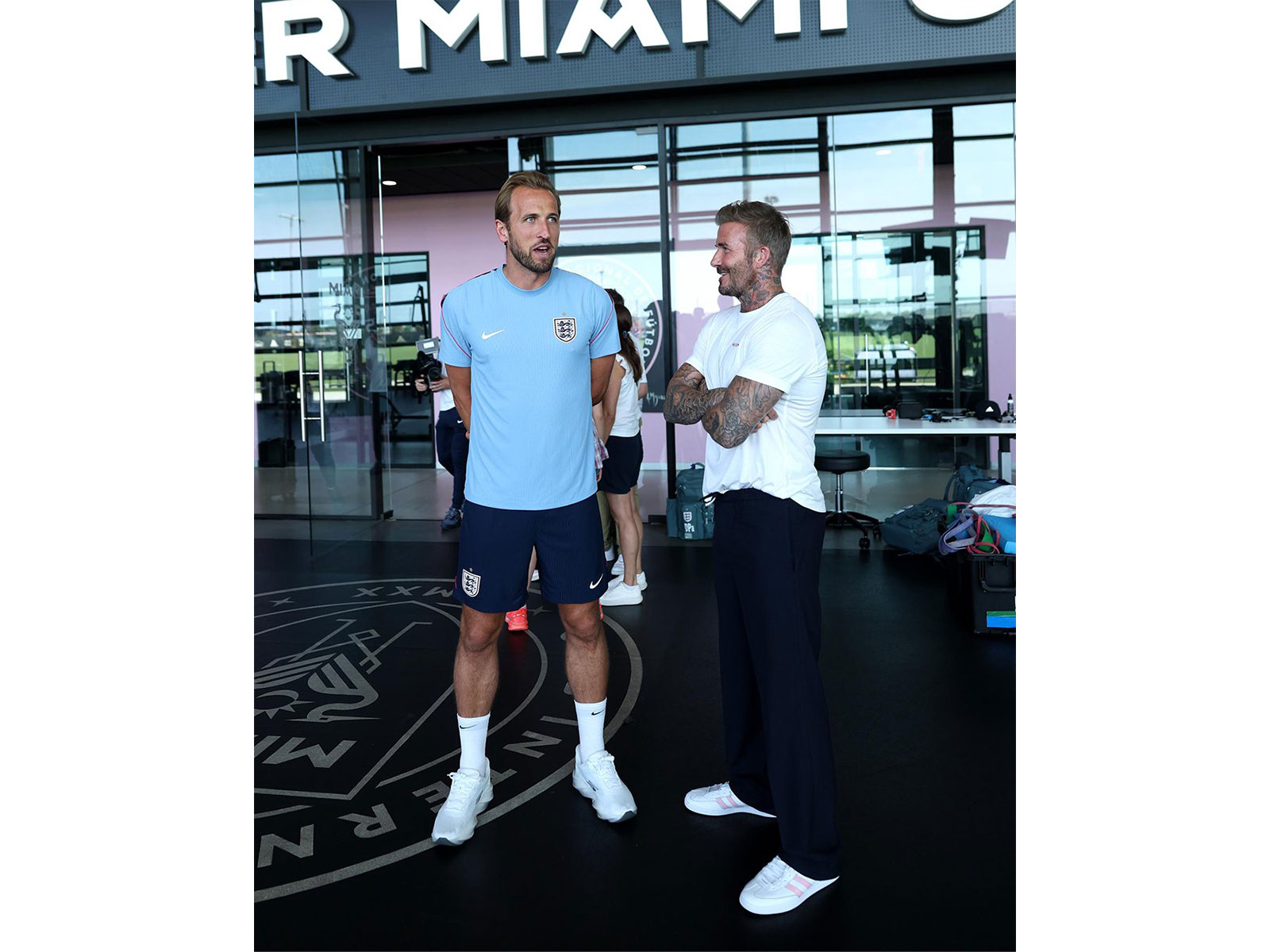 Harry Kane (L) and David Beckham (R). (Photo: X/@England)
