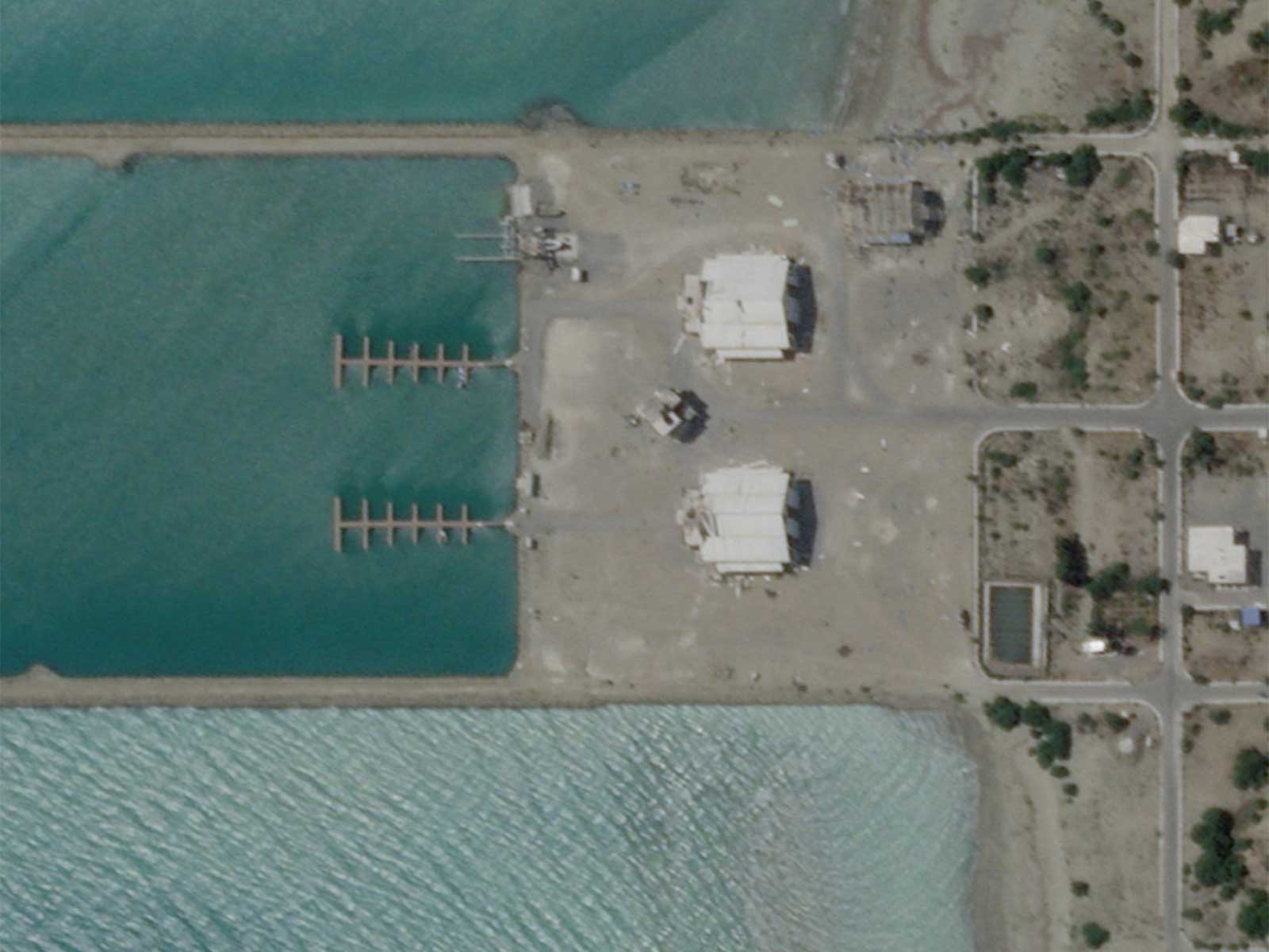 A closer view of the satellite imagery shows an Iranian port building before the recent US strikes in Sarkhur Tahruyi, Hormozgan Province (Photo/Reuters)