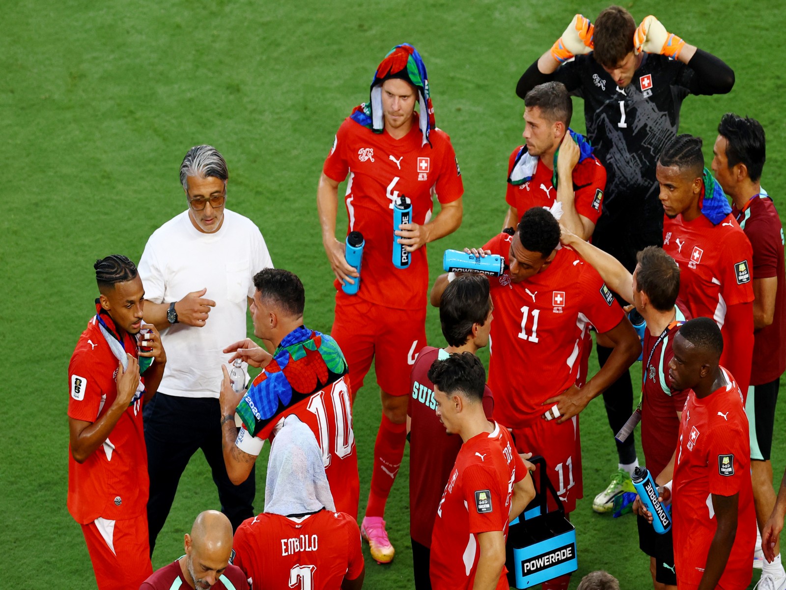 Soccer Football - FIFA World Cup 2026 - Argentina v Switzerland - Kansas City, Missouri, U.S. Switzerland players and coach Murat Yakin during a hydration break. (Photo: REUTERS/ Albert Gea)