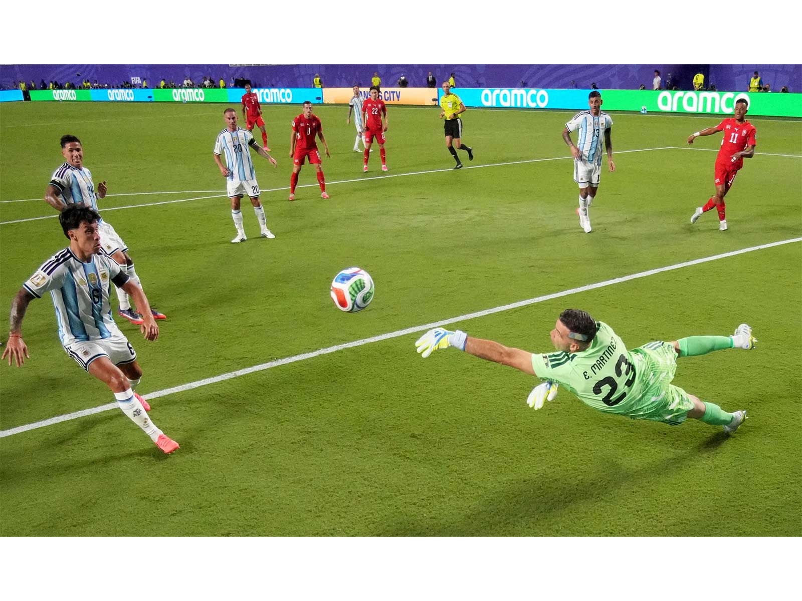 Soccer Football - FIFA World Cup 2026 - Quarter Final - Argentina v Switzerland - Kansas City Stadium, Kansas City, Missouri, U.S. - July 11, 2026 Argentina's Emiliano Martinez in action as he makes a save. (Photo: REUTERS/Lee Smith)
