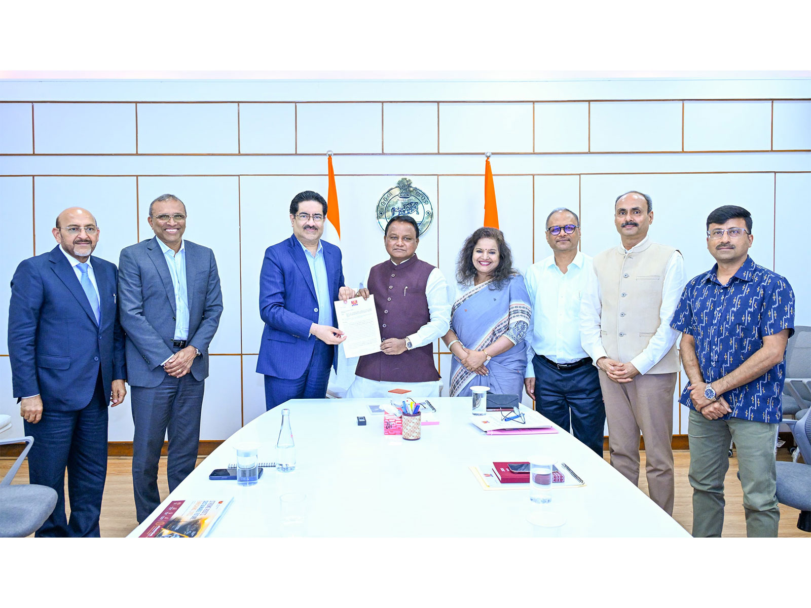 Mohan Charan Majhi with Kumar Mangalam Birla (Photo/@OdishaCMO)
