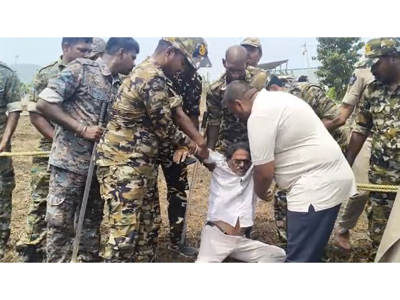 Police taking away protesters after the death of farmer Guntaka Padma Reddy in Undavalli (Photo/YSRCP)