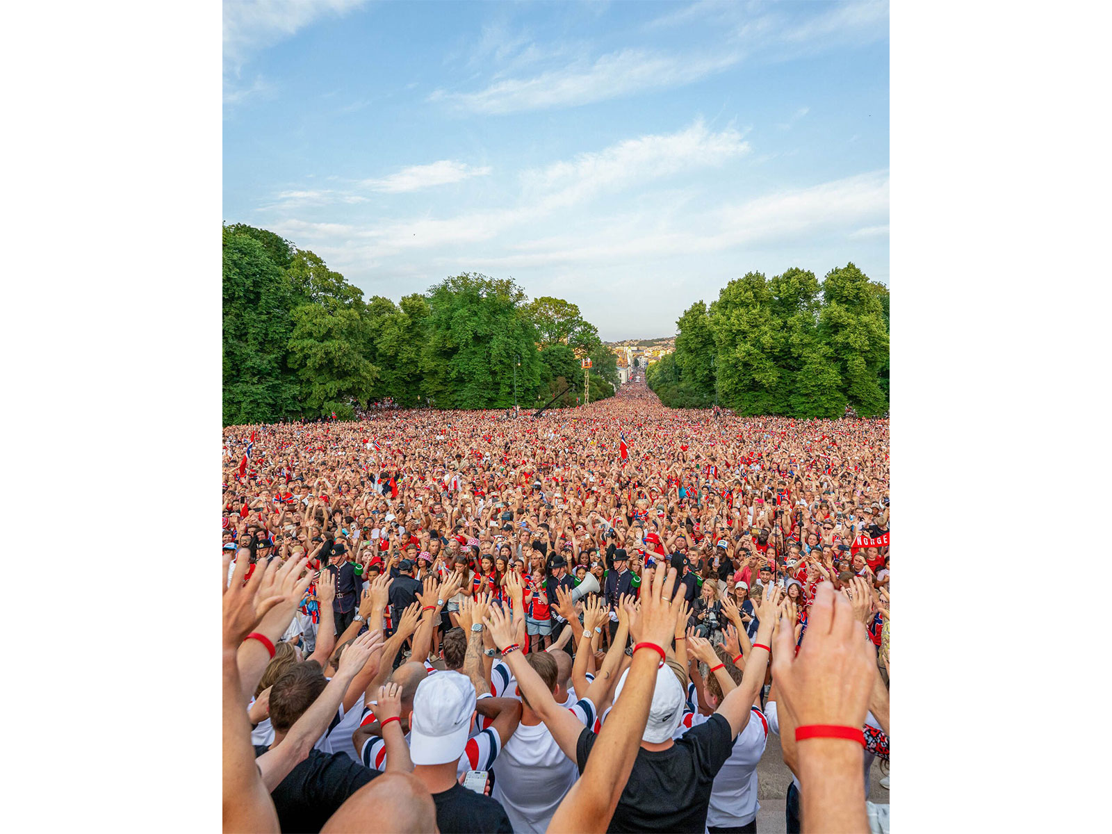 Norwegians welcome the national football team in Oslo on Monday. (Photo: X/ @nff_landslag)