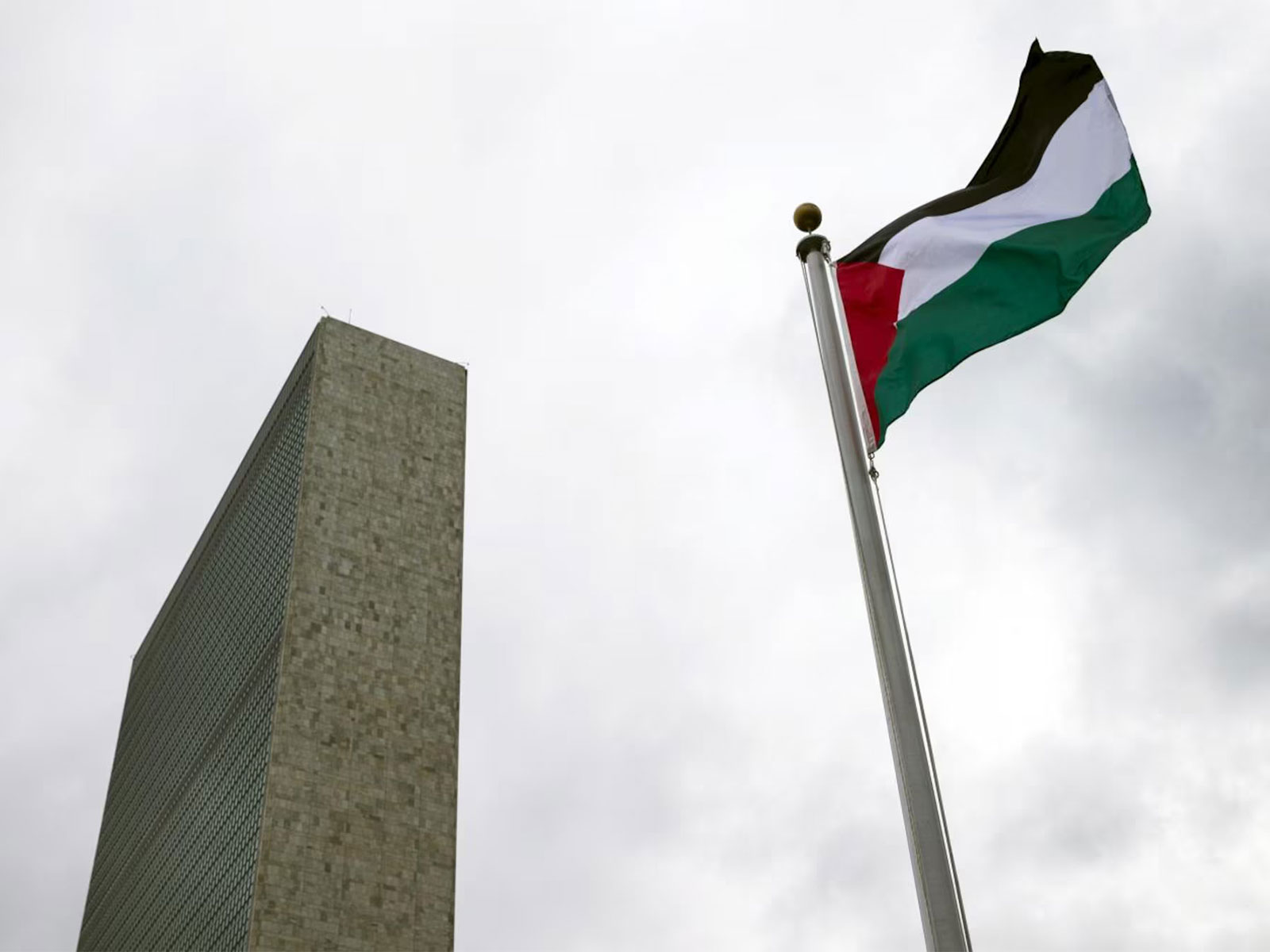 Palestinian flag flies outside the United Nations Headquarters in New York. (Photo/Reuters)