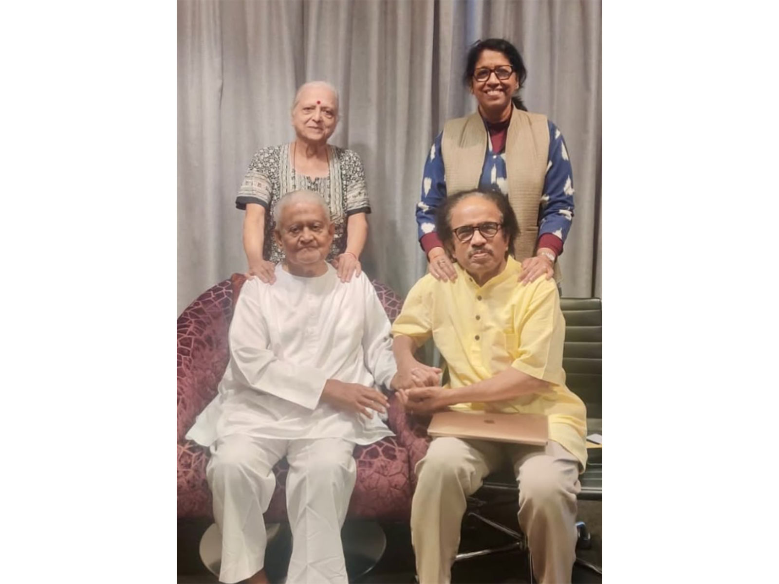 Kavita Krishnamurti with Pyarelal Sharma's family (Photo/Instagram/@kavitaksub)