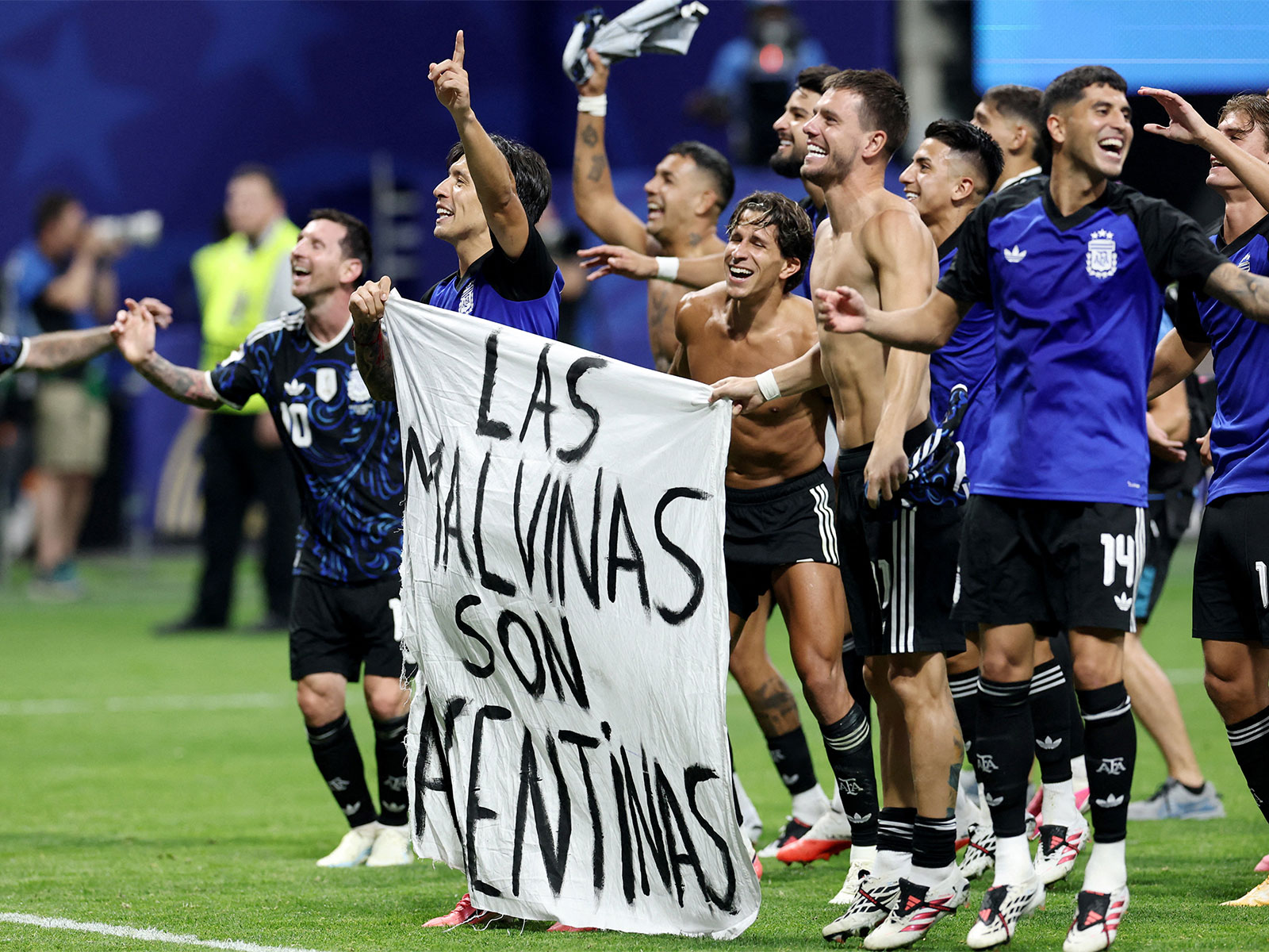 Argentina's Giovani Lo Celso celebrating with a Falkland Islands banner. (Photo: Reuters)