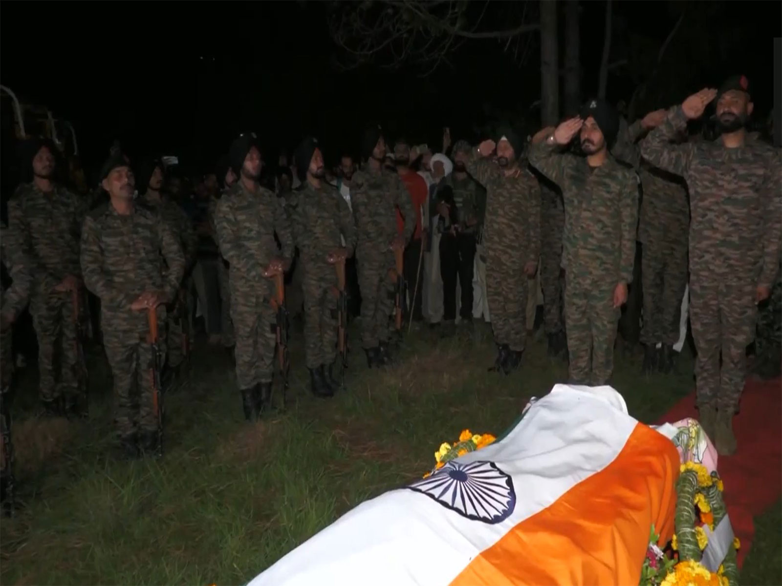 Army pays tribute to the fallen soldier (Photo/ANI)