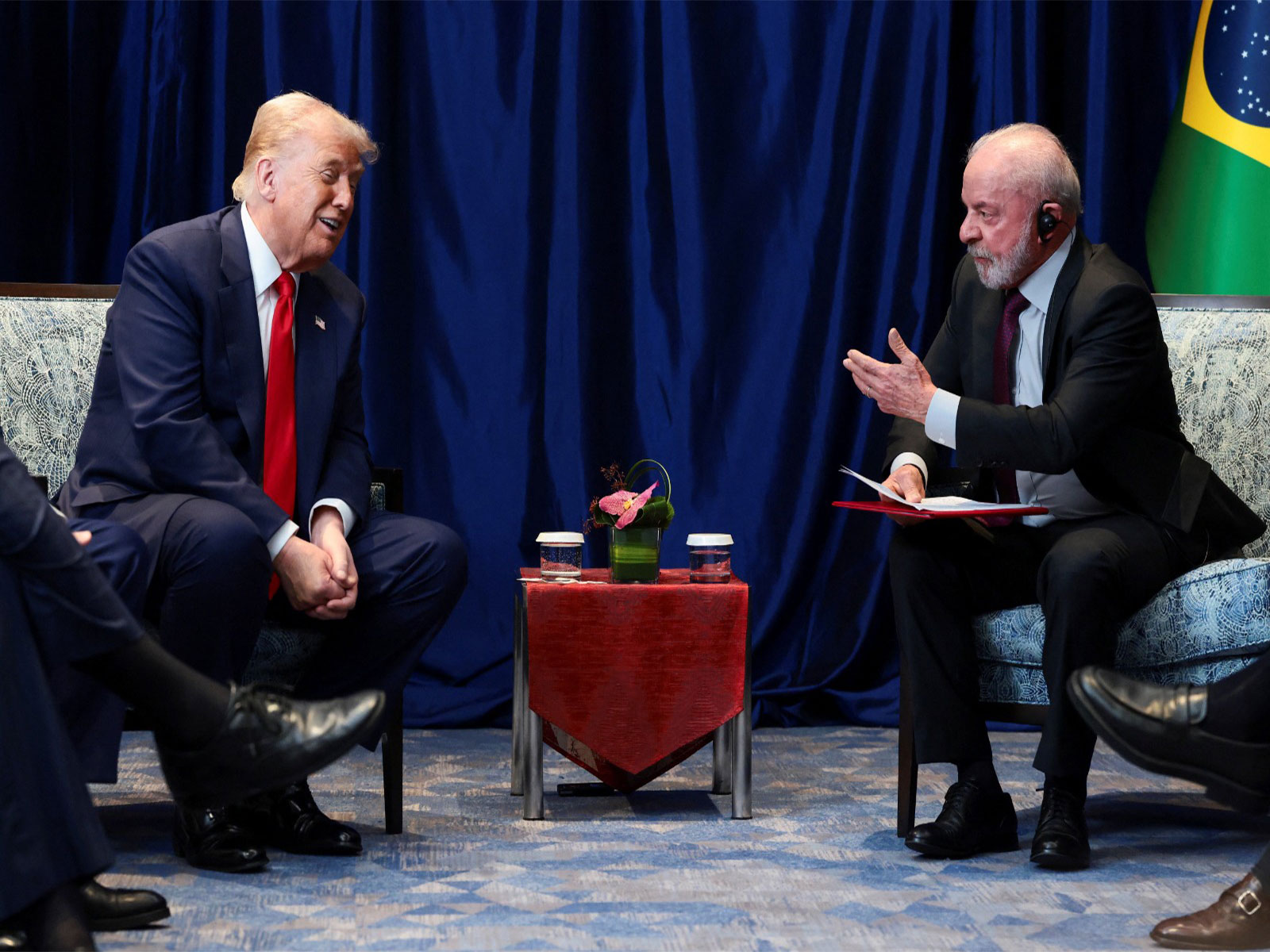  U.S. President Donald Trump and Brazilian President Luiz Inacio Lula da Silva talk as they meet on the sidelines of the 47th Association of Southeast Asian Nations (ASEAN)(Photo: REUTERS/Evelyn Hockstein)