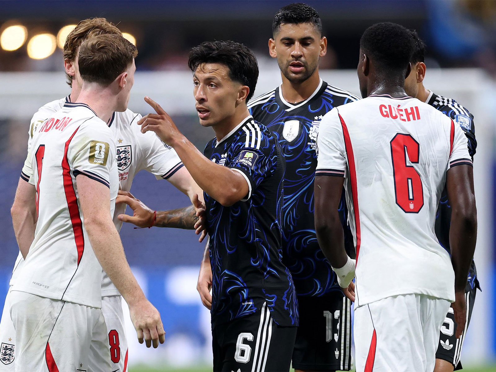 England and Argentina players in action (Photo: X/@LisandrMartinez)