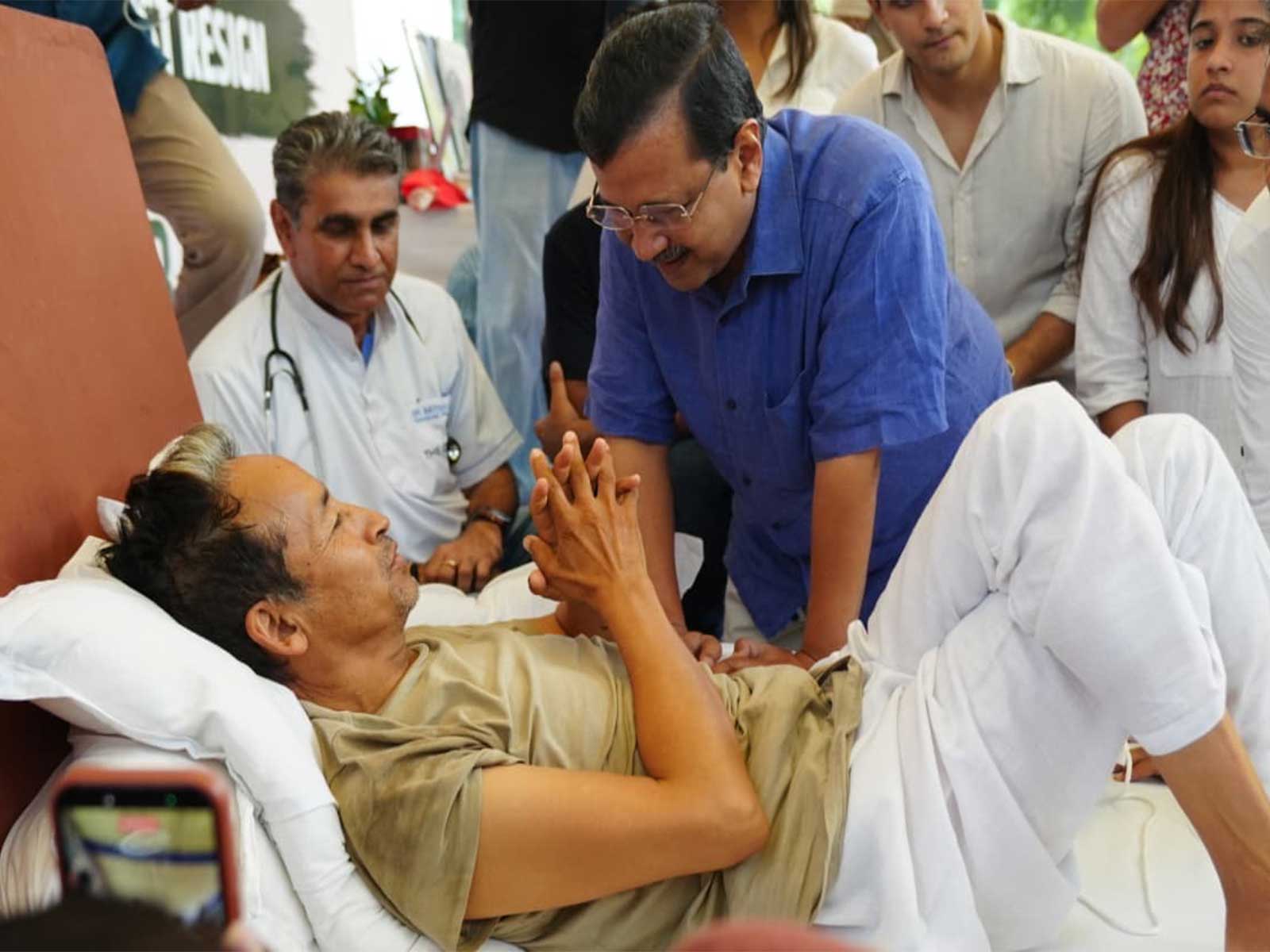 AAP convenor Arvind Kejriwal with activist Sonam Wangchuk (Photo/@AamAadmiParty)