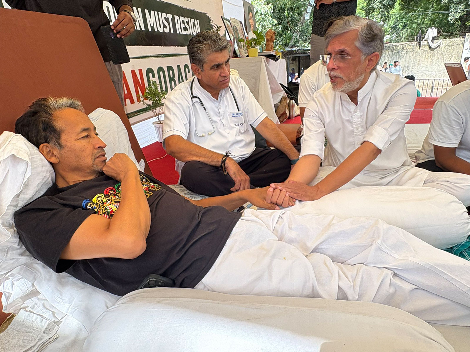 RS MP Pawan Khera with Sonam Wangchuk (Photo/@abhijeet_dipke) 