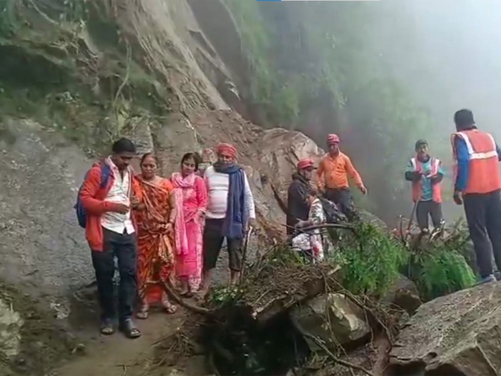 Pilgrims and rescue personnel at the landslide-hit Kedarnath trekking route near Chhaudi (Photo/ANI) 