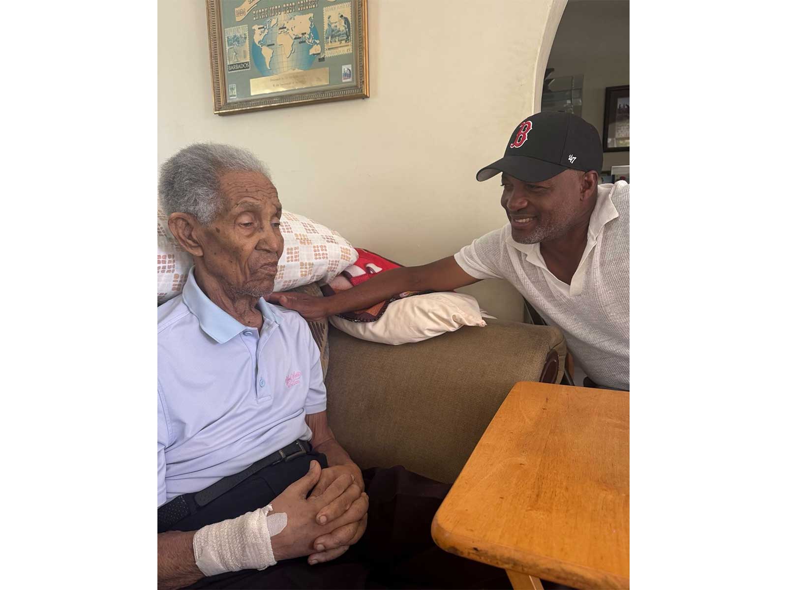 Brian Lara (R) and Sir Garfield Sobers (L). (Photo: Instagram/brianlaraofficial)