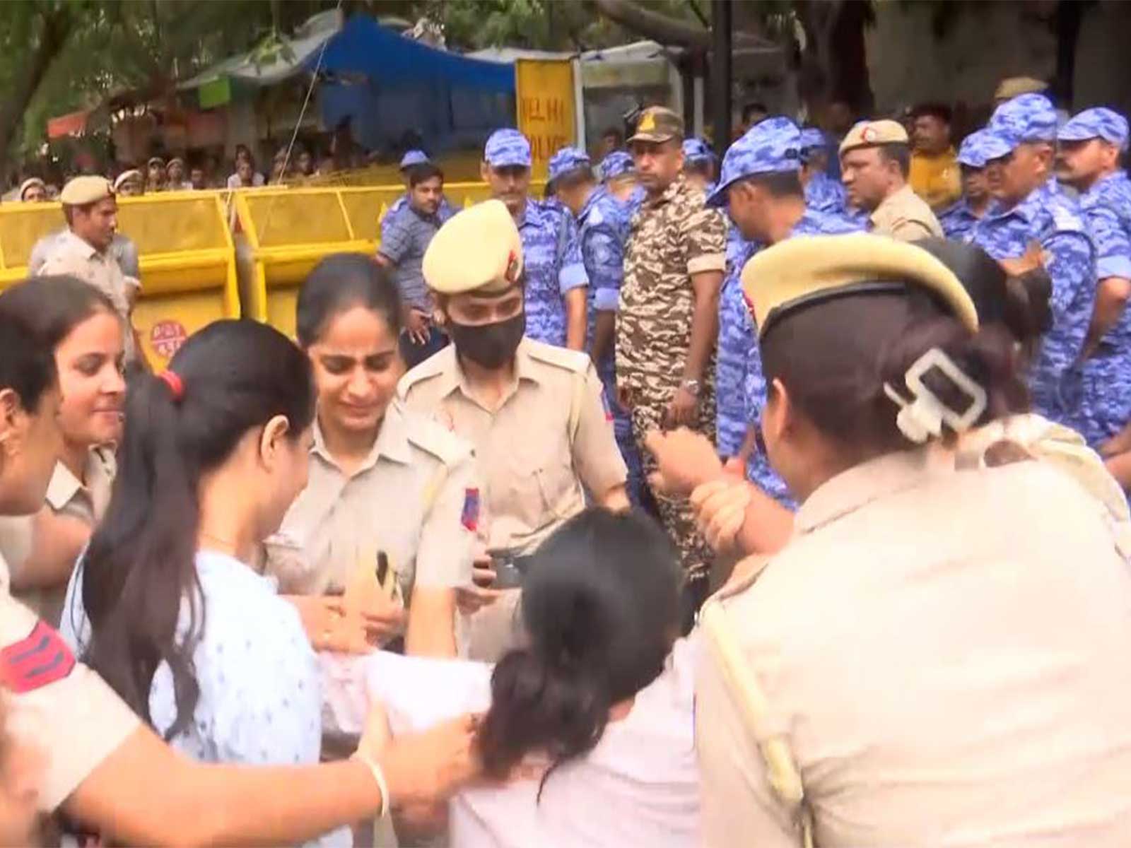 Delhi Police remove protesters from Jantar Mantar after Sonam Wangchuk was taken to a hospital (Photo/ANI)
