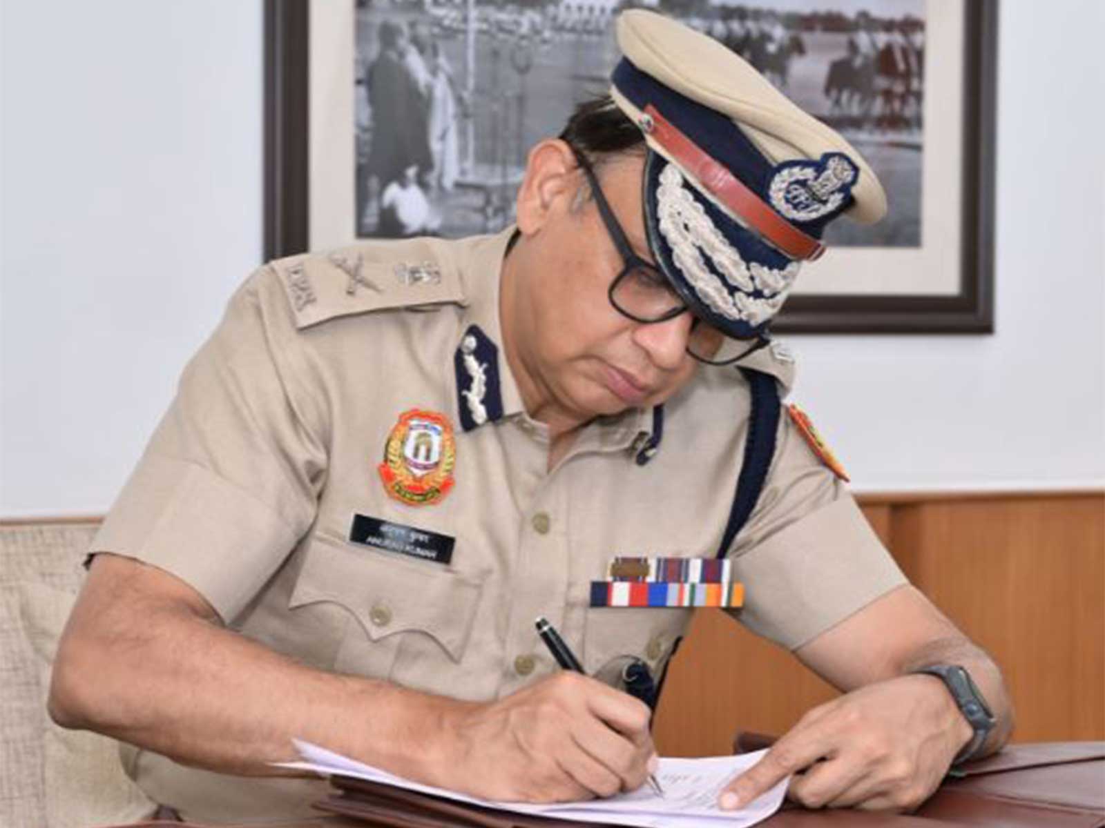 Anurag Kumar assuming charge as the Commissioner of Delhi Police. (Photo/X/@DelhiPolice)