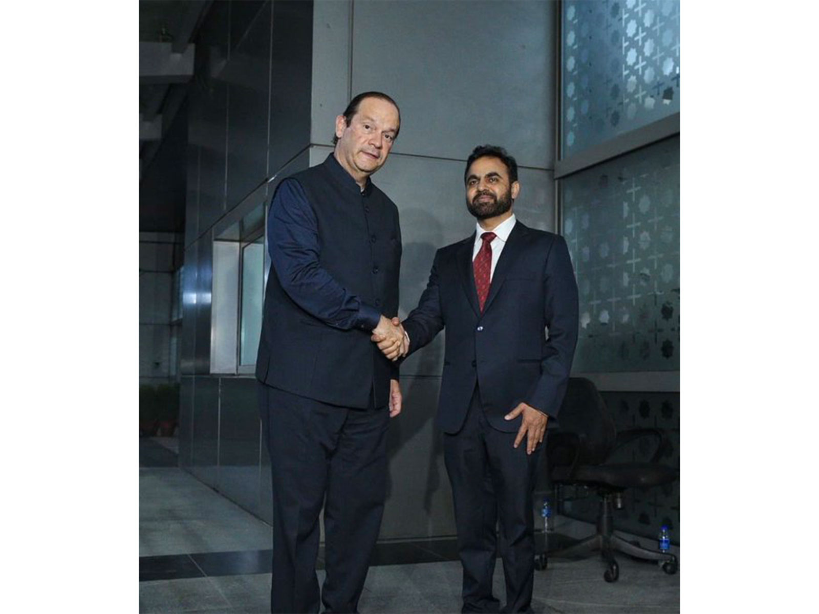 Panama's Minister for Foreign Affairs Javier Eduardo Martinez-Acha Vasquez is welcomed upon his arrival in New Delhi. (Photo: X/@MEAIndia)