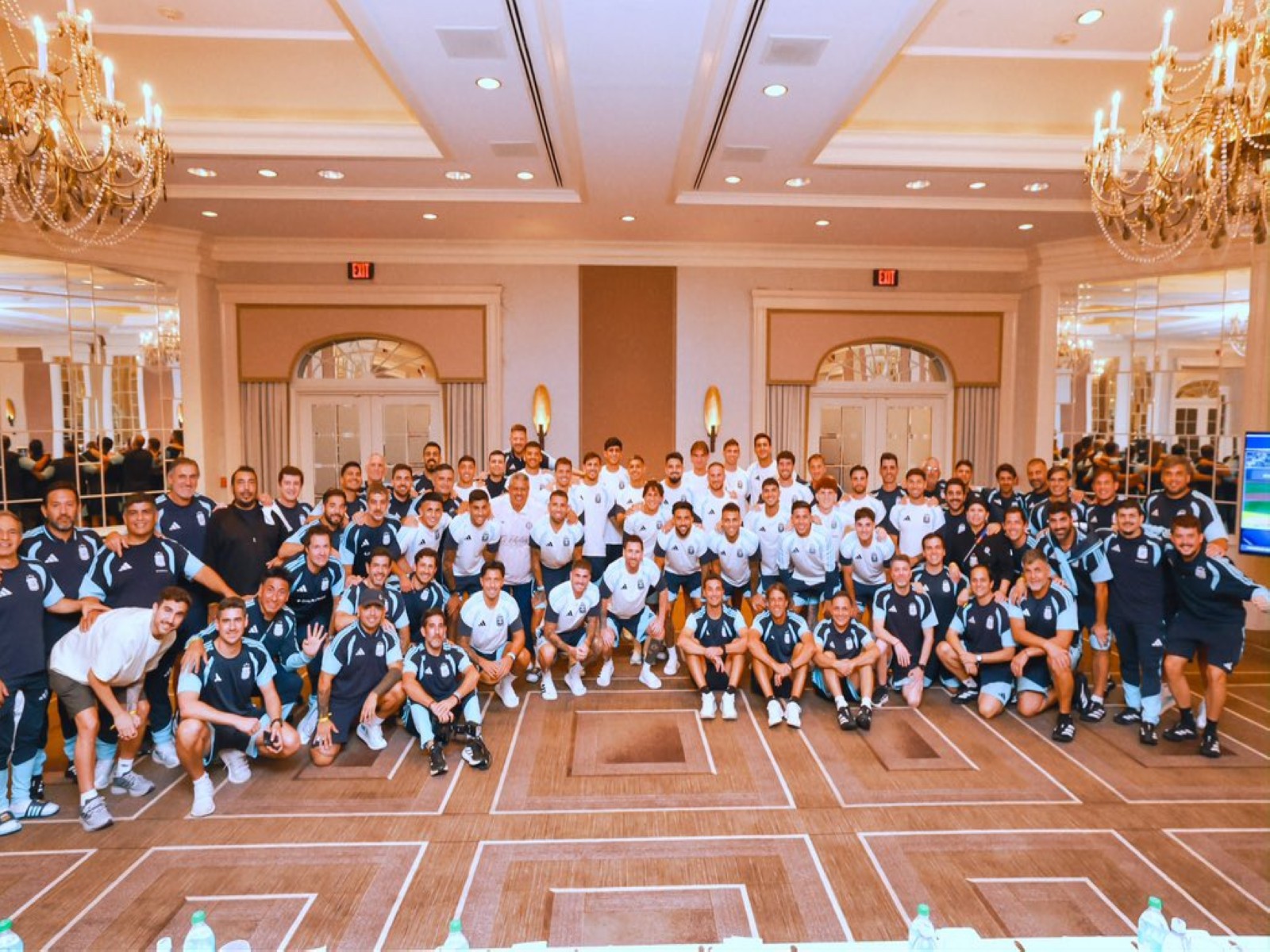 Argentina football team and staff members. (Photo: X/ @LisandrMartinez)