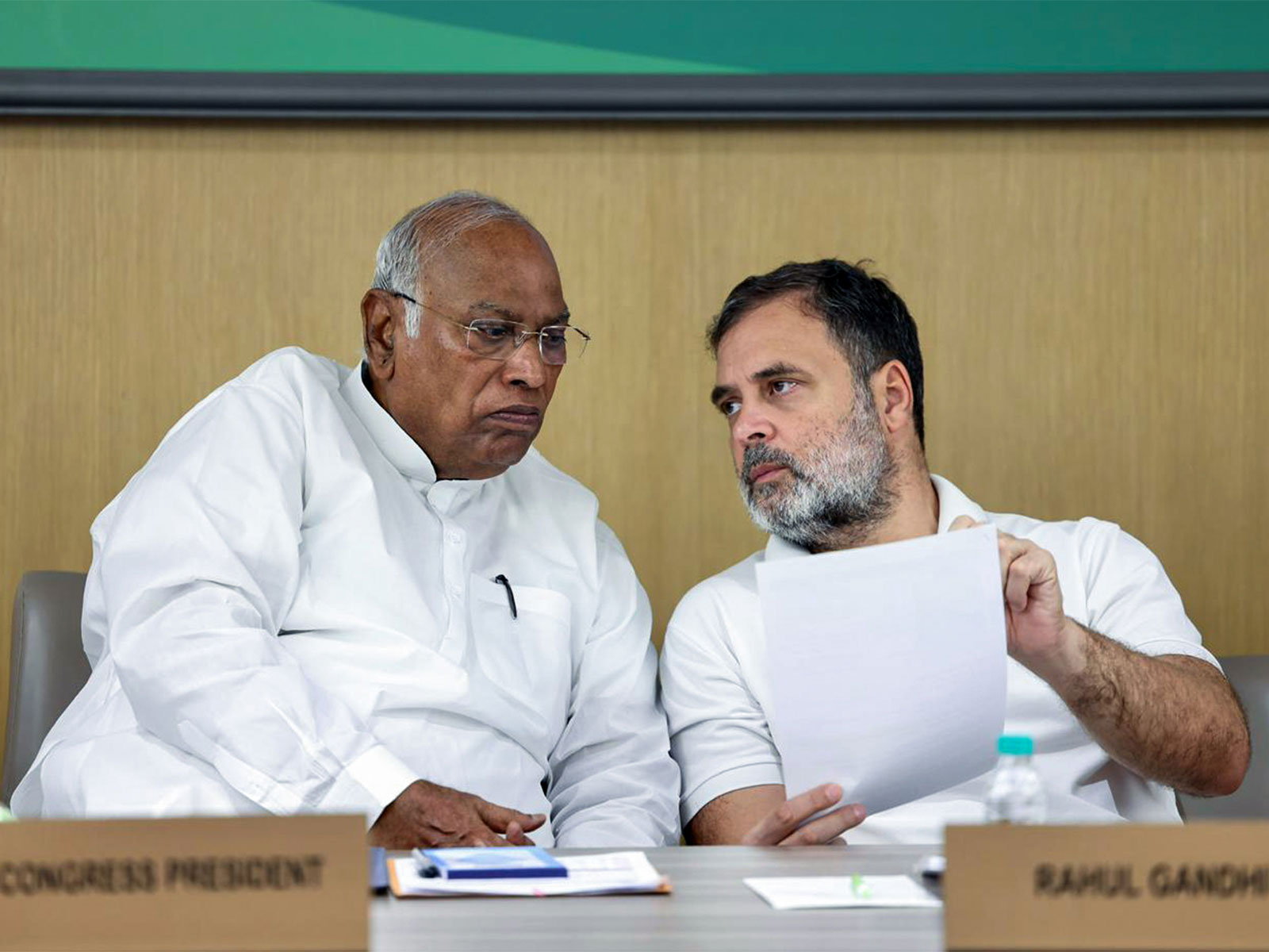 Congress President and Rajya Sabha LoP Mallikarjun Kharge and Lok Sabha LoP Rahul Gandhi (File photo/ANI)