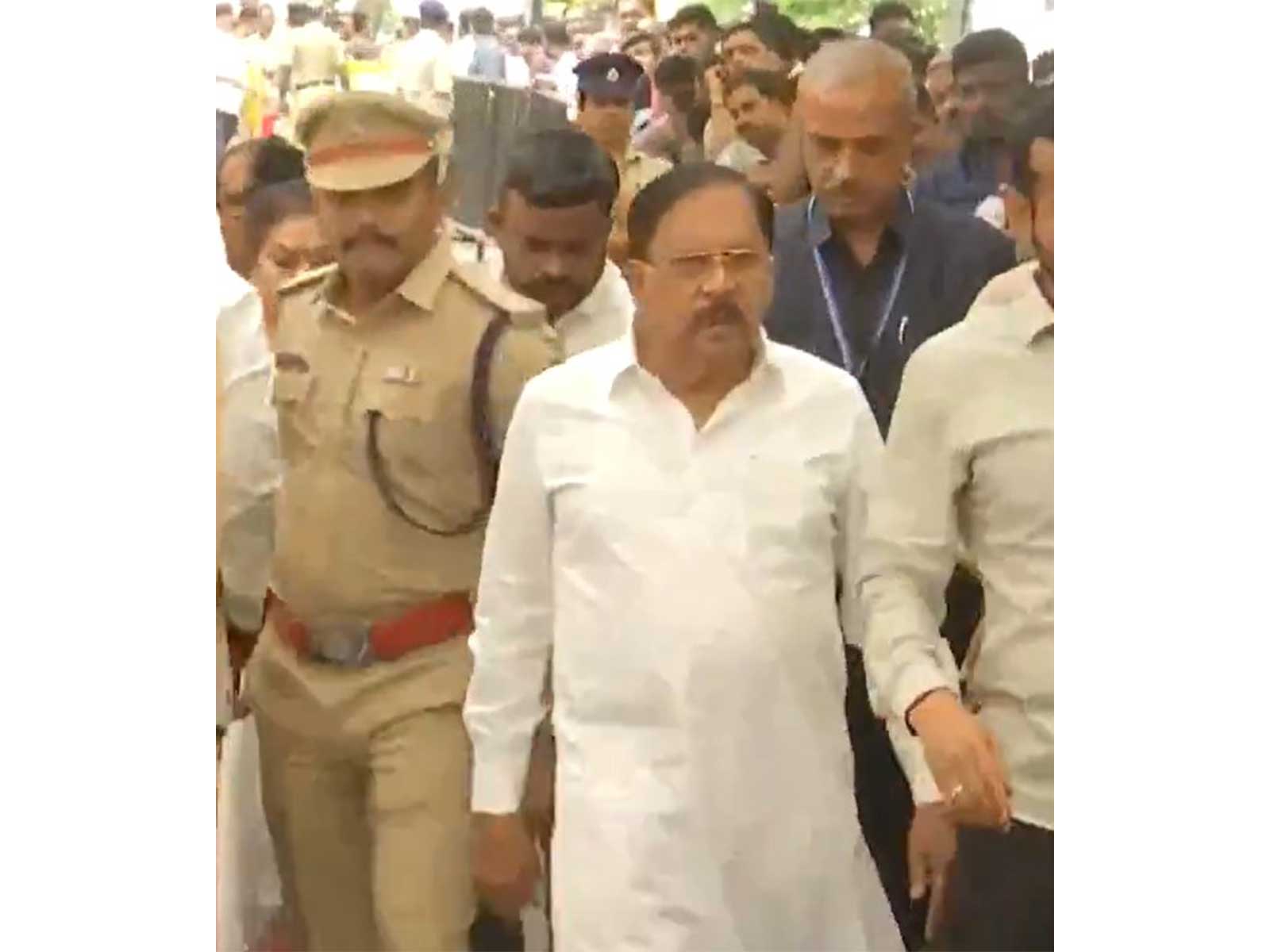 Karnataka Deputy CM G Parameshwara arrive at HD Devegowda's residence (Photo/ANI)