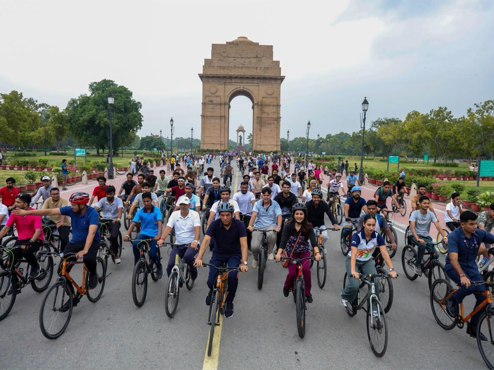 Mansukh Mandaviya leads 82nd Fit India Sundays on Cycle. (Photo/SAI)  