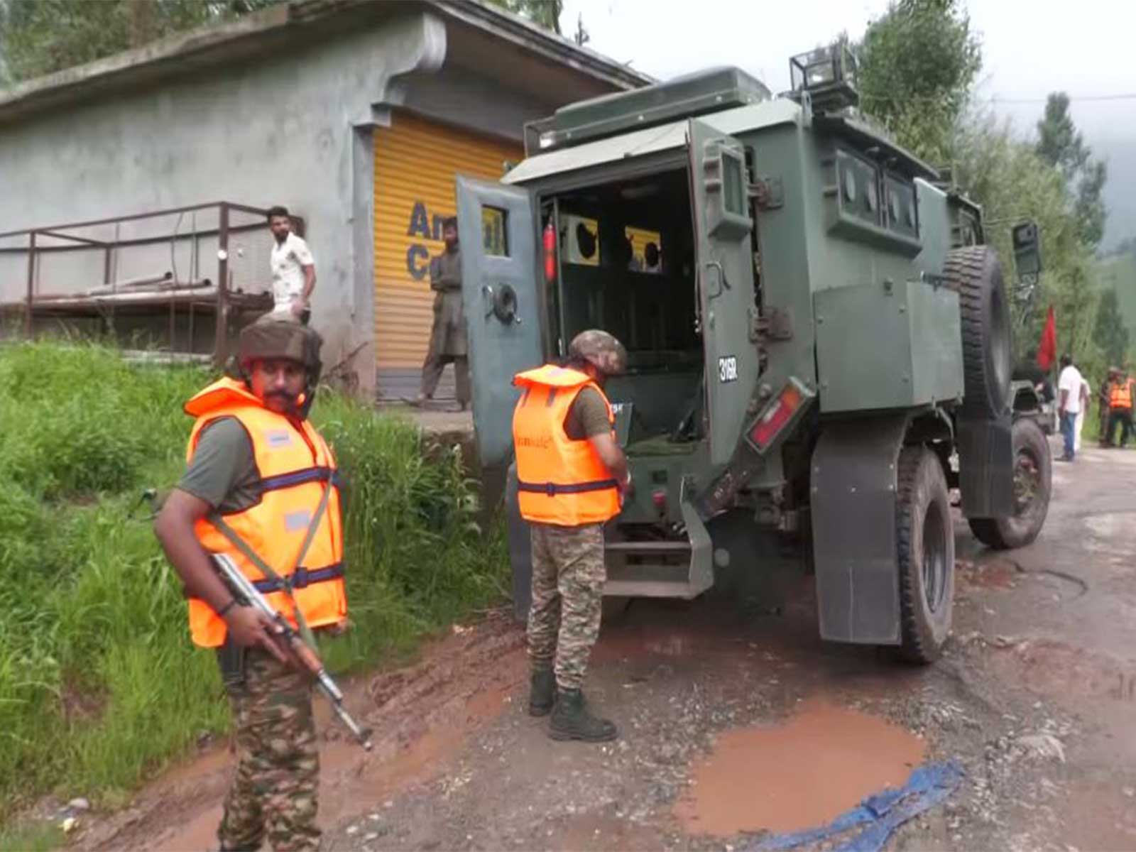 Army, Police and SDRF continue rescue operations in rain hit Jammu and Kashmir. (photo/ANI)