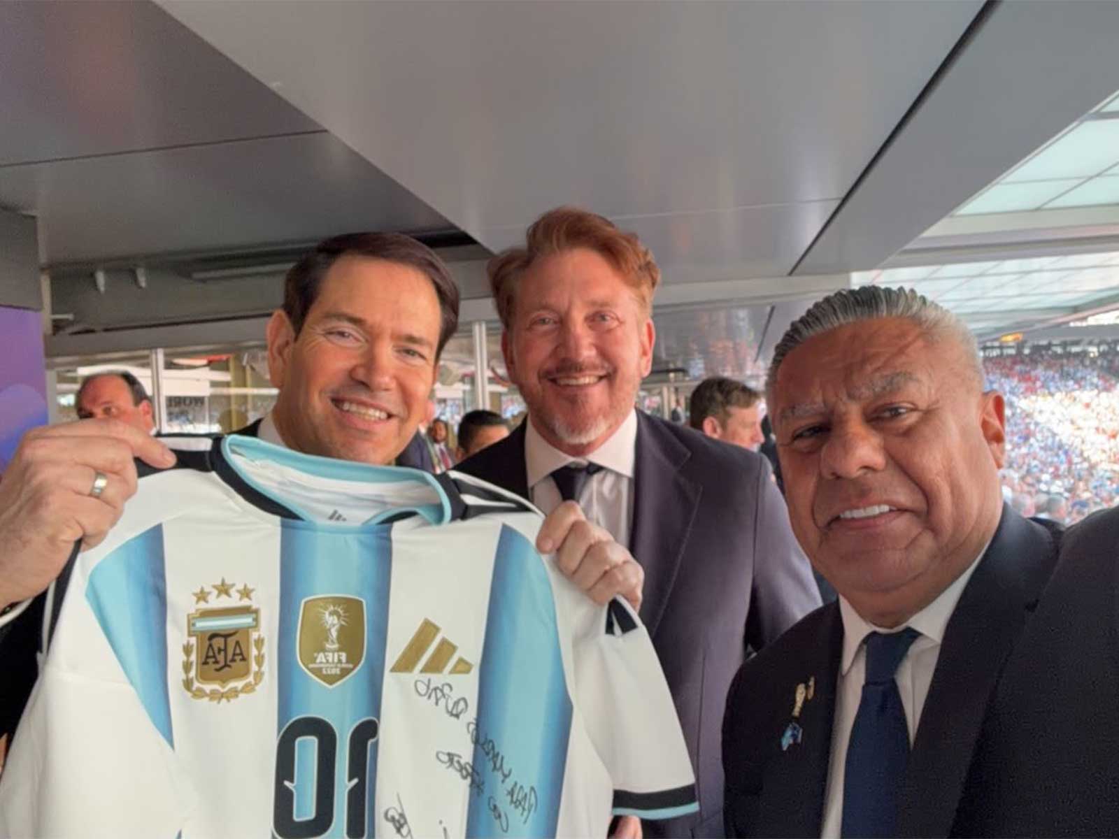 US Secretary of State Marco Rubio holds an Argentina jersey alongside CONMEBOL President Alejandro Dominguez and AFA President Claudio Chiqui Tapia. (Photo: X/@agdws)