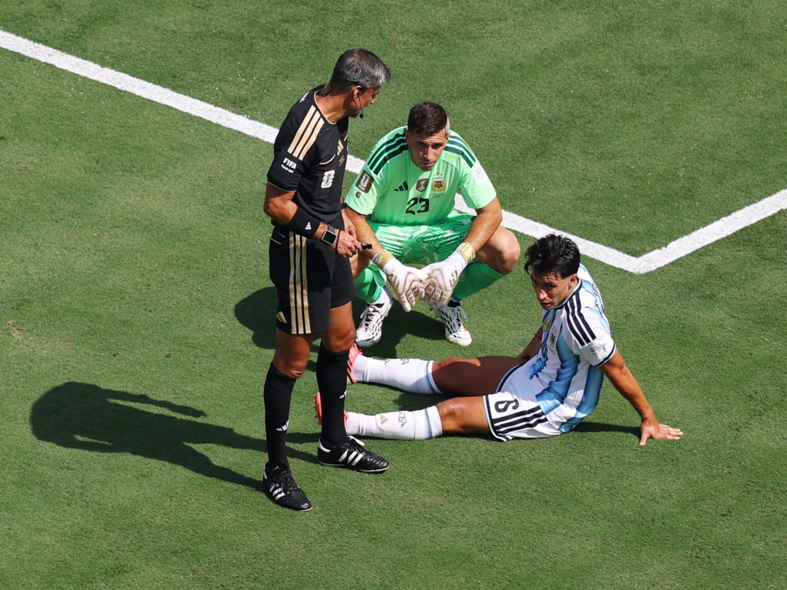 Argentina's Lisandro Martinez, Argentina's Emiliano Martinez and referee Slavko Vincic (Photo: Reuters)