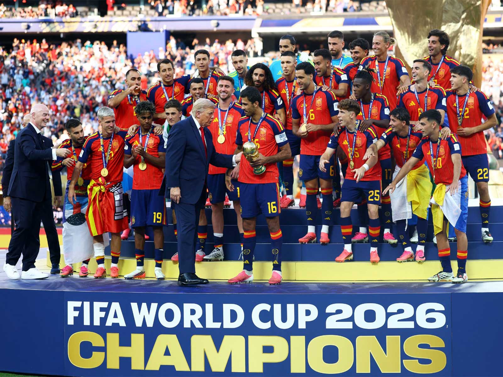 U.S. President Donald Trump hands World Cup trophy to Spain's Rodri (Photo/ Reuters)
