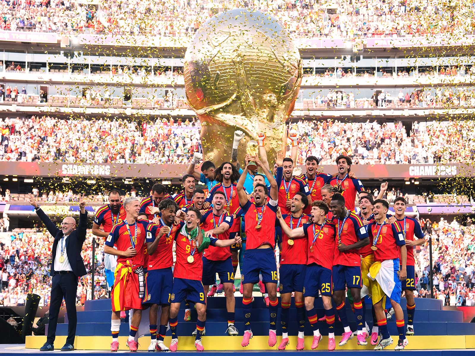 Spain football team with FIFA World Cup 2026 trophy (Photo: X/ @SEFutbol)