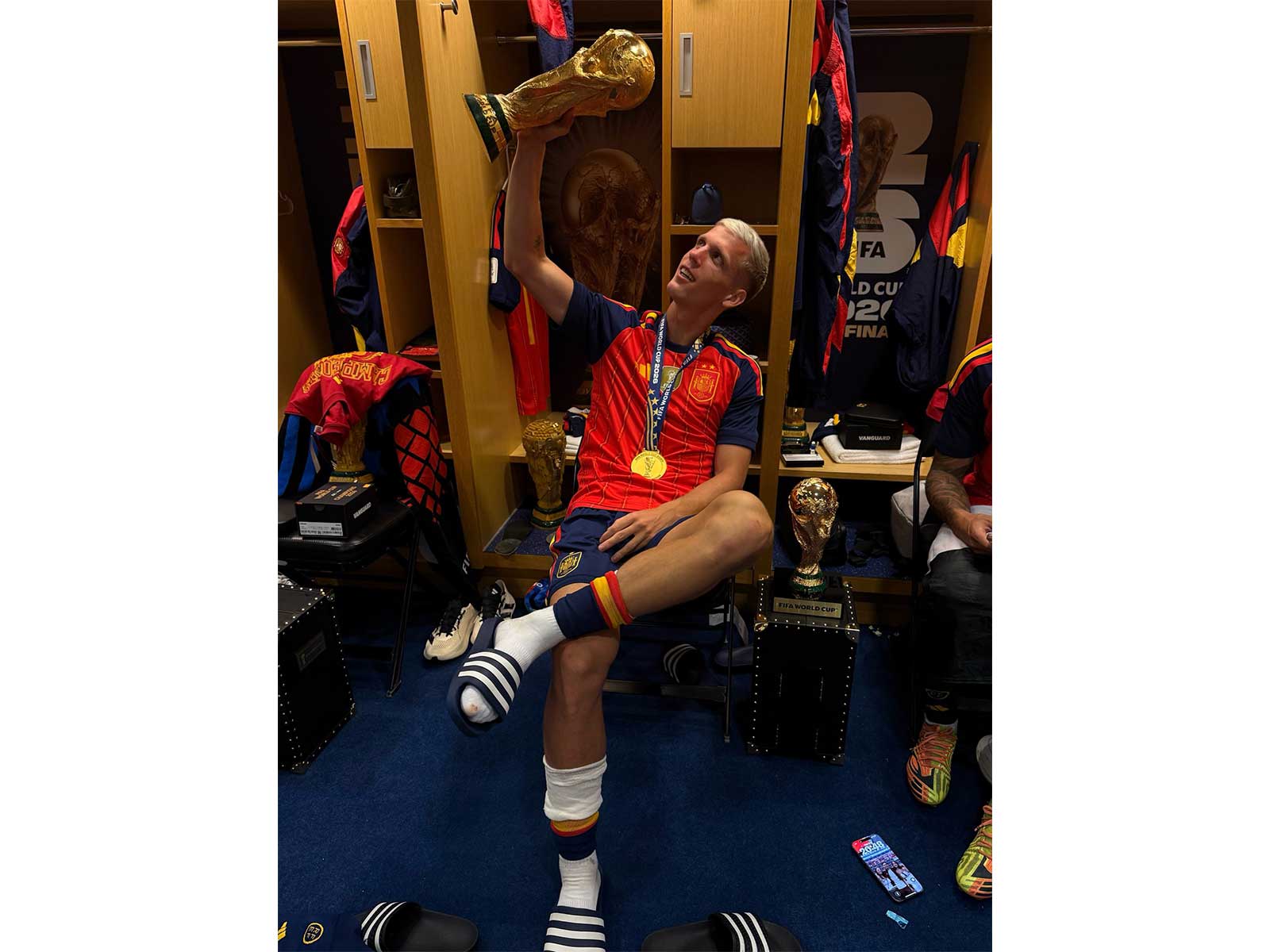 Dani Olmo with FIFA World Cup 2026 trophy. (Photo: X/ @daniolmo7)
