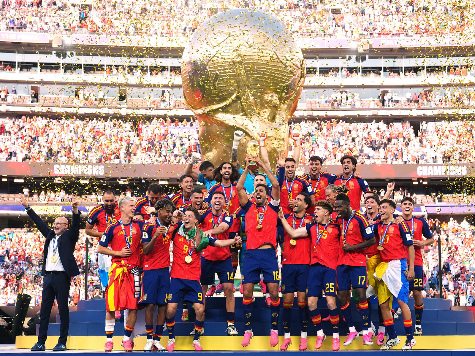 Spain football team with FIFA World Cup 2026 trophy (Photo: X/ @SEFutbol)