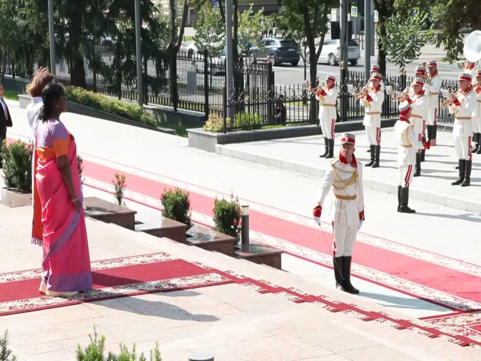President Droupadi Murmu accords ceremonial guard of honor in Moldova (Photo/ANI)