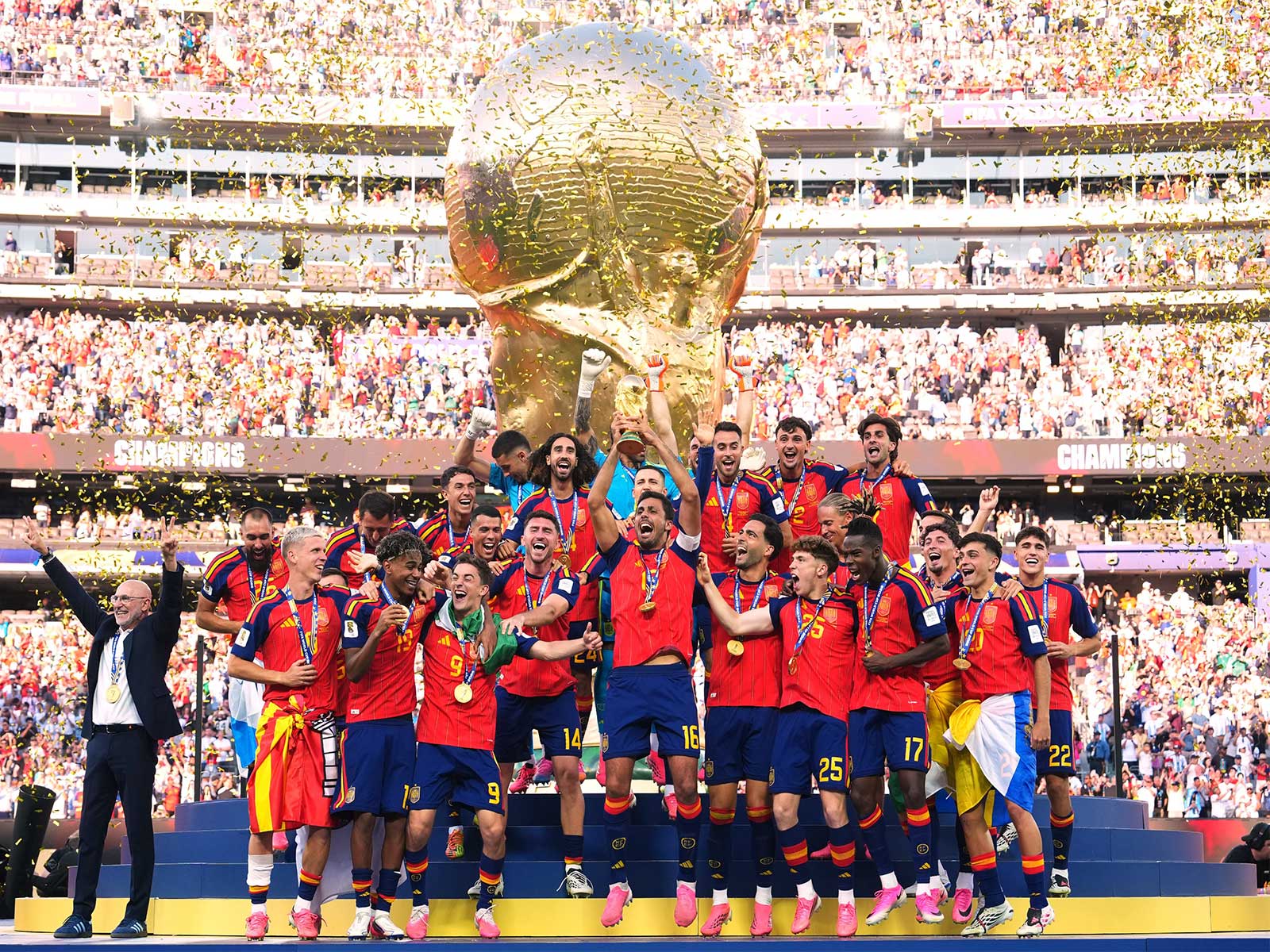 Spain players celebrating with FIFA World Cup trophy. (X/@SEFutbol)