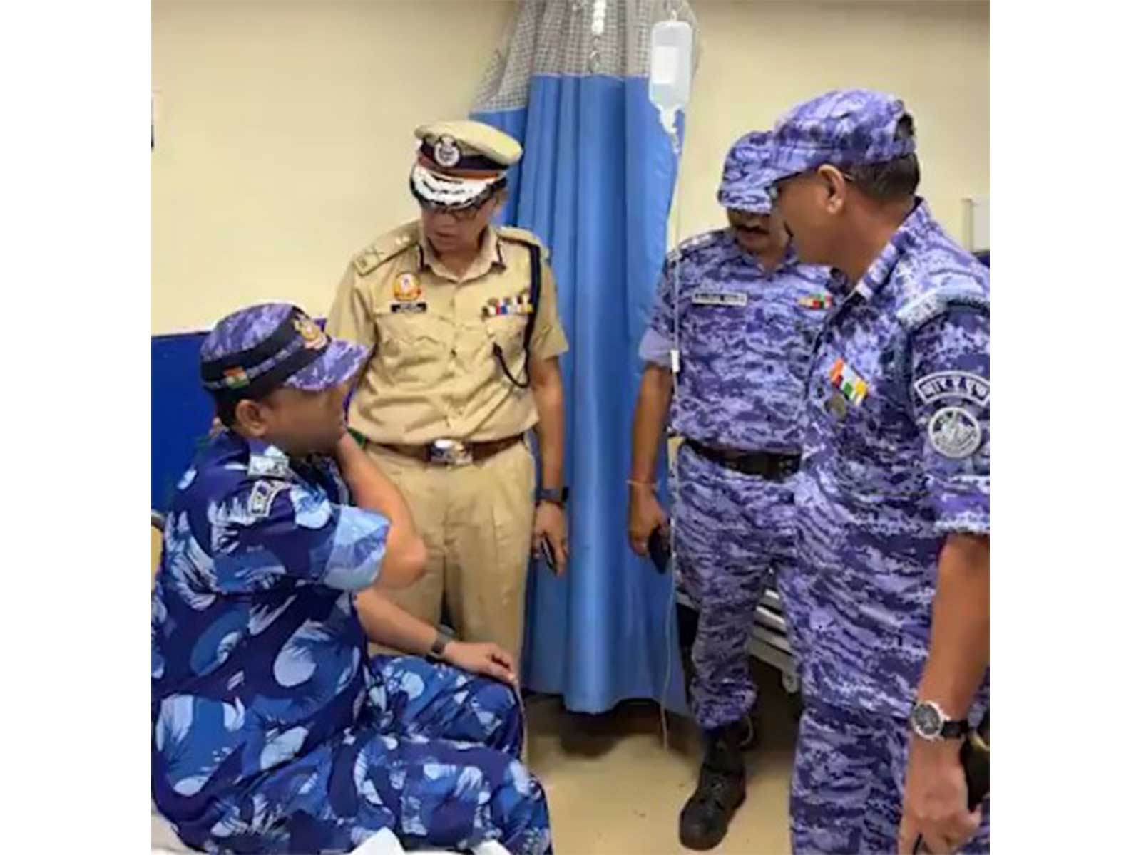 Delhi Police Commissioner Anurag Kumar visited hospital to meet the injured cops during the Parliament march (Photo/Delhi Police)