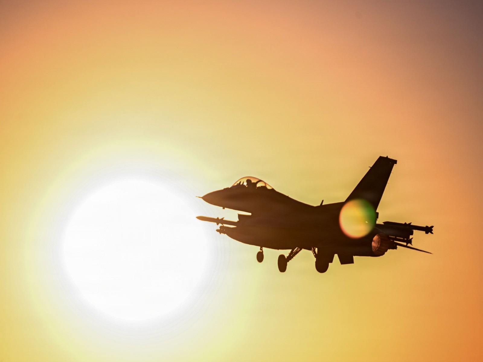 A US Air Force F-16 fighter jet takes off from a base in West Asia (Photo/X@CENTCOM)