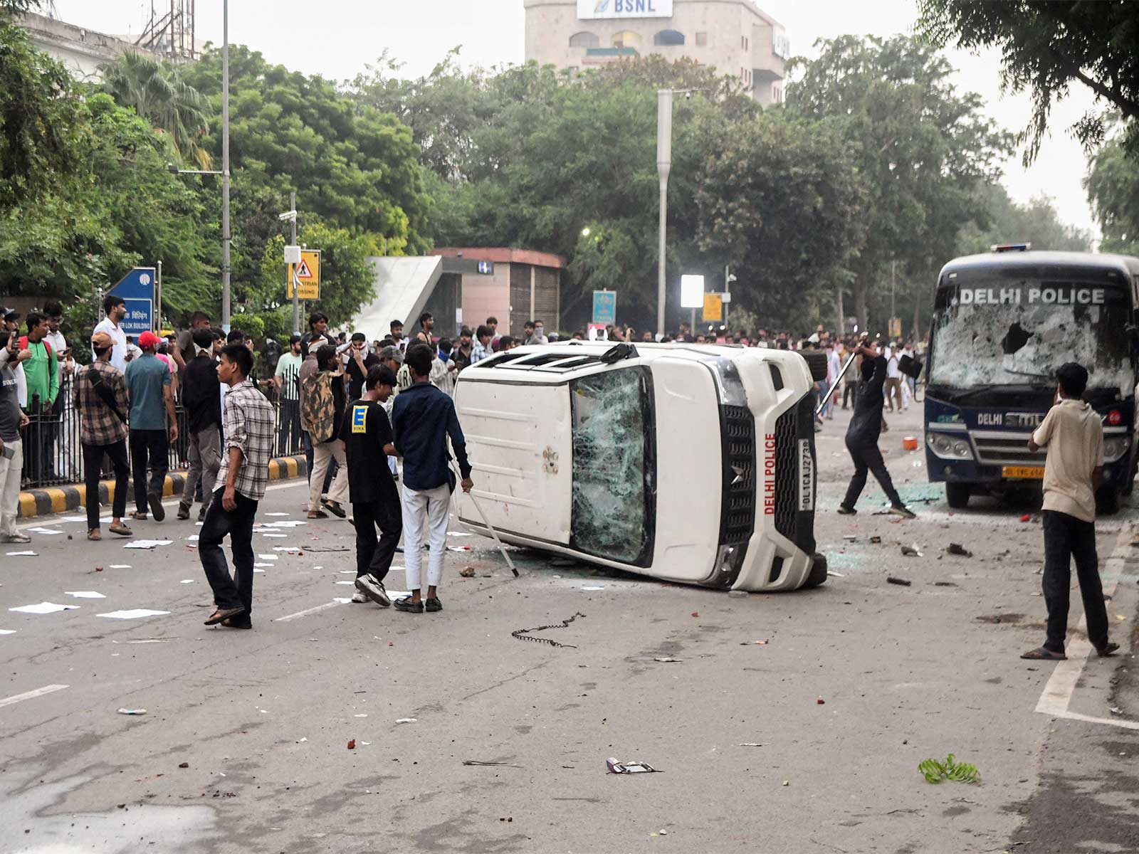 Protesters vandalise police vehicles during CJP's parliament march (Photo/ANI)