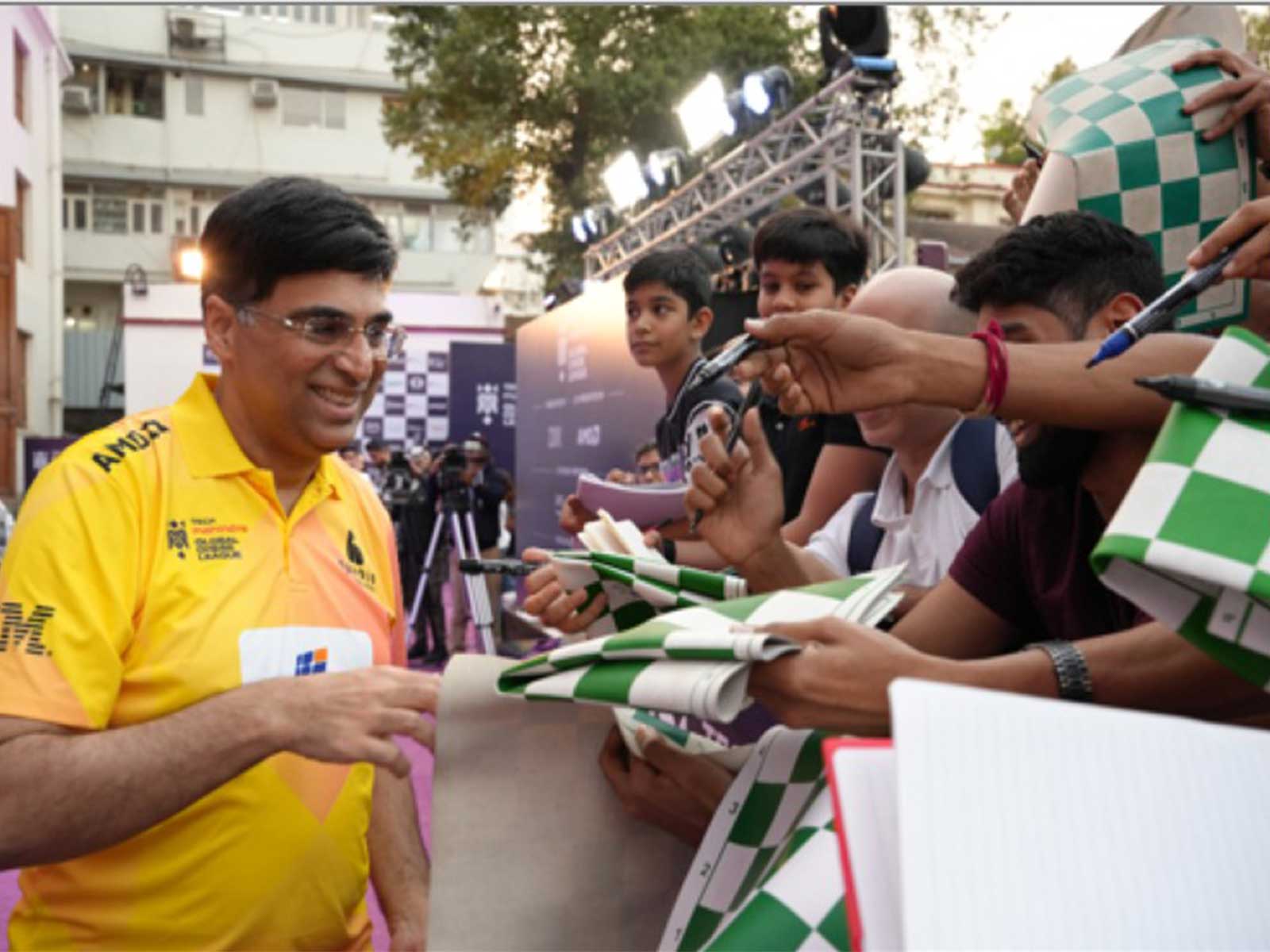 Viswanathan Anand with fans at Global Chess League. (Photo: GCL)