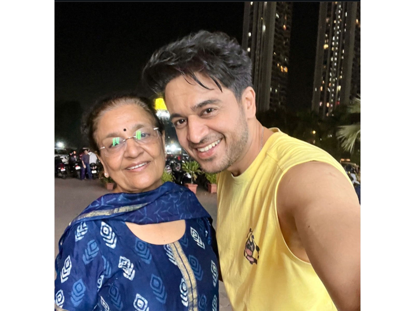 Gaurav Khanna with his mother (Photo/instagram/@gauravkhannaofficial)