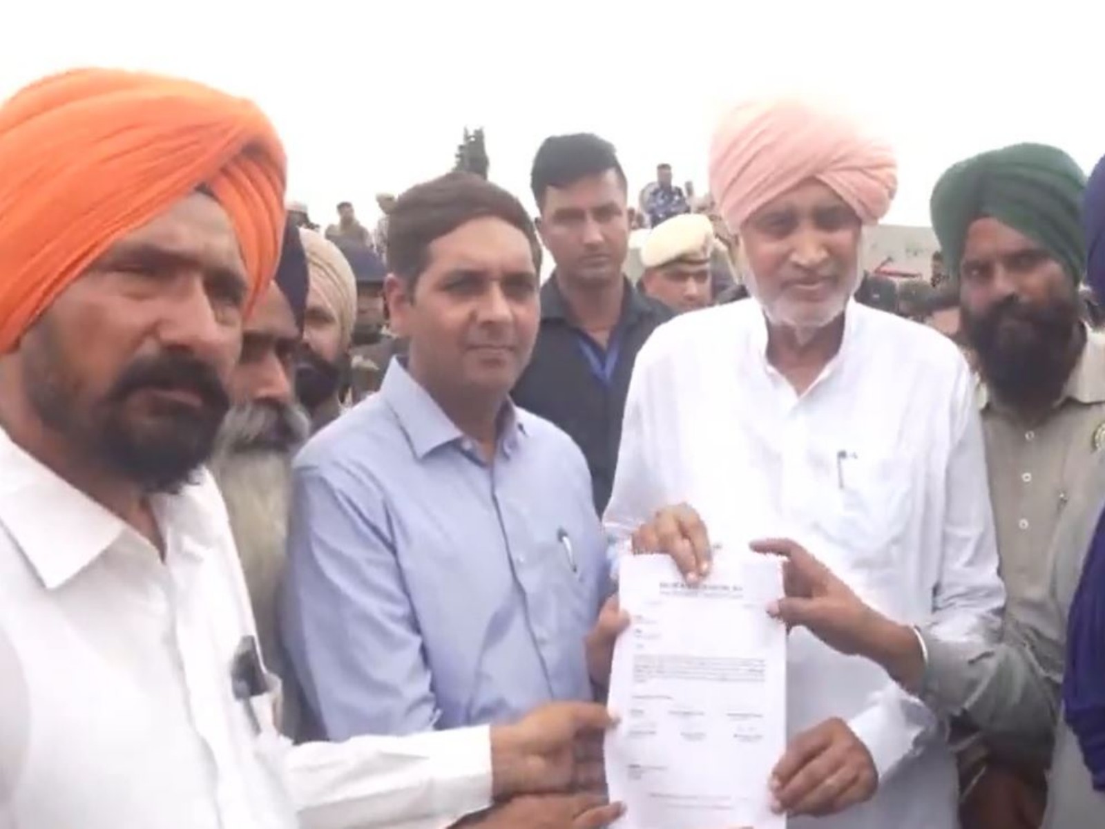 Haryana Minister Shyam Singh Rana with farmer leaders at Shambhu Border (Photo/ANI)
