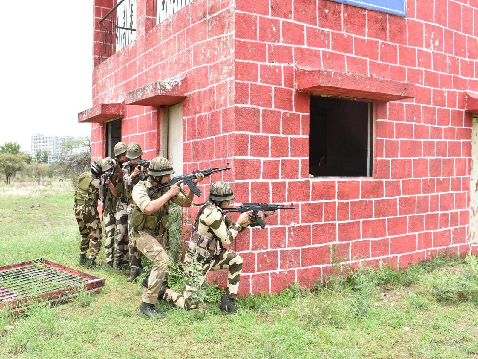 CISF personnel train alongside Indian Army troops during a two-week joint training capsule at Aundh Military Station, Pune (Photo/@IaSouthern) 