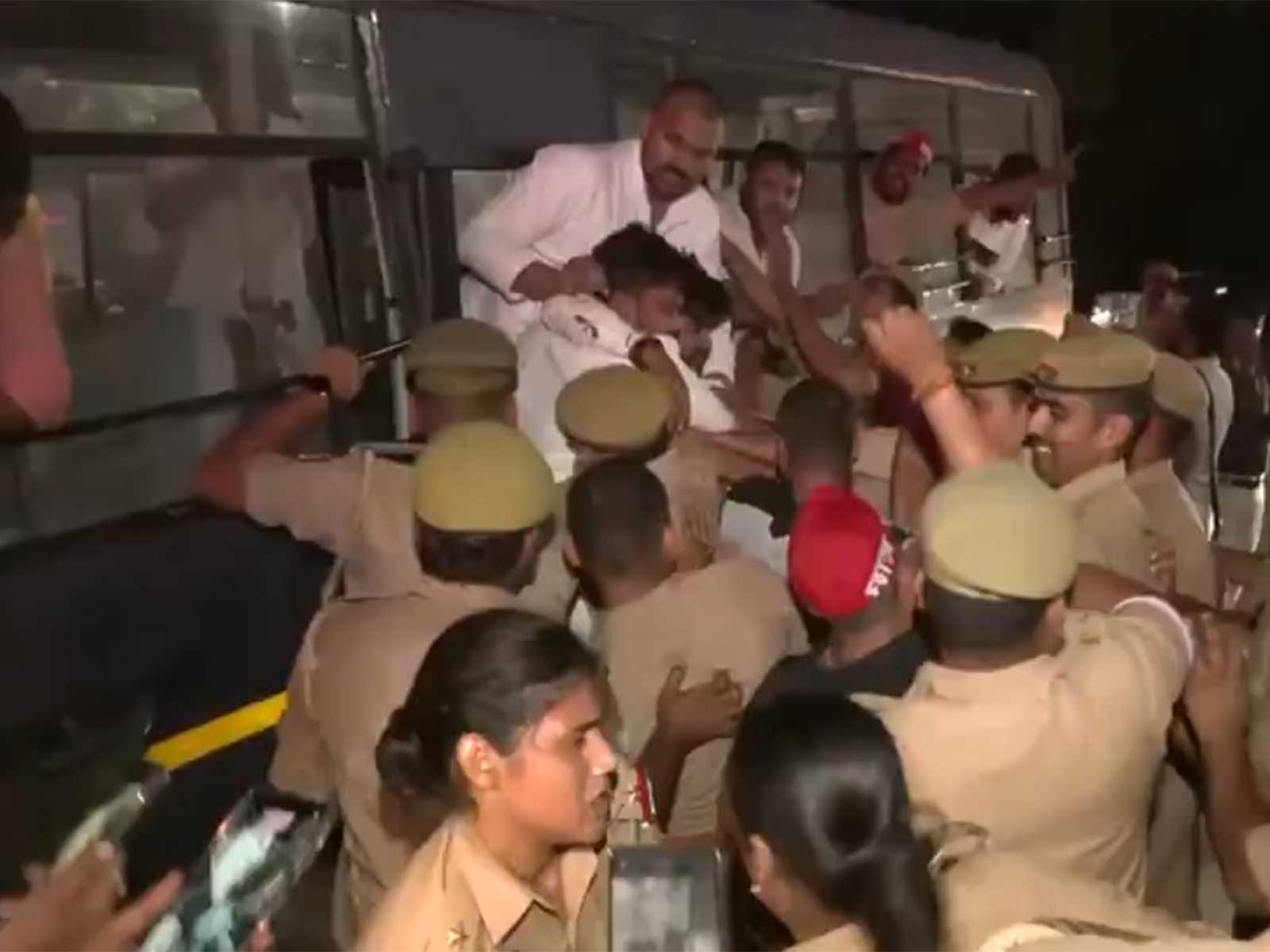 Samajwadi Party workers protest (Photo/ANI)